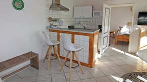Private kitchen | Coffee/tea maker, fridge, microwave, oven - Ferienwohnung im Gutshaus Schulenbrook (Metelsdorf)