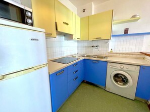 Deluxe Apartment, 3 Bedrooms | Private kitchen