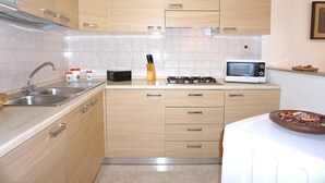 Private kitchen | Fridge, microwave