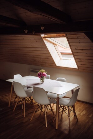 شقة كلاسيكية - ٣ غرف نوم | تناول الطعام