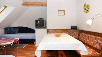 Comfort Apartment, 2 Bedrooms | Dining