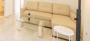Comfort Apartment, 2 Bedrooms | Living room