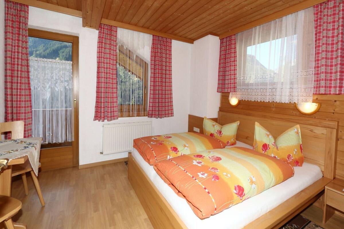 Classic Apartment, 3 Bedrooms | 6 bedrooms, bed sheets