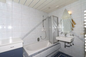 Bathtub - Apartment in Mayrhofen With a Balcony (Brandberg)