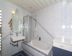 Căn hộ phong cách cổ điển, 3 phòng ngủ | Phòng tắm | Bồn tắm 