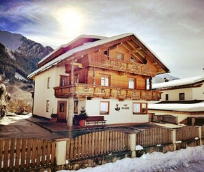 Unclassified image, 2 of 74, button - Apartment in Mayrhofen With a Balcony (Brandberg)