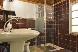 Bathroom - Cozy Chalet in Ponchel With Pond (Vitz-sur-Authie)