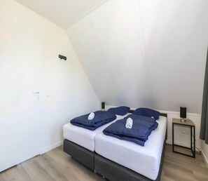 4 bedrooms, individually furnished, bed sheets - Amazing Holiday Home With Terrace (Simonshaven)