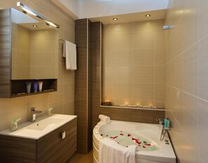 Deluxe Villa, 3 Bedrooms | Bathroom | Shower, hair dryer