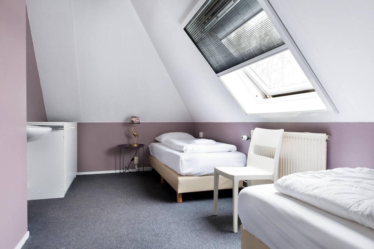 4 sovrum, unika möbler och sängkläder