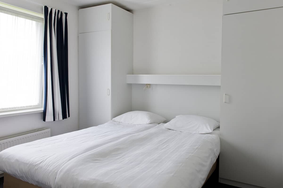 17 bedrooms, individually furnished, bed sheets