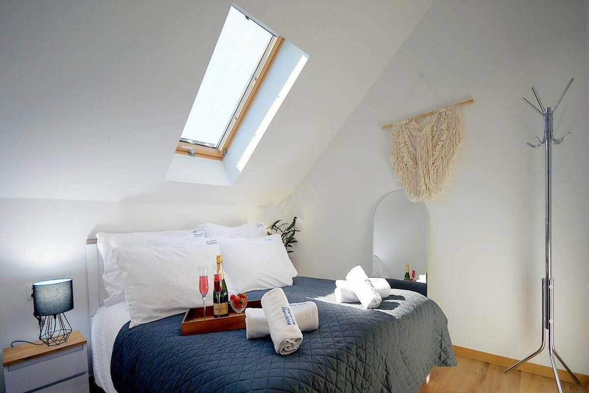 20 chambres, ameublement personnalisé, draps fournis