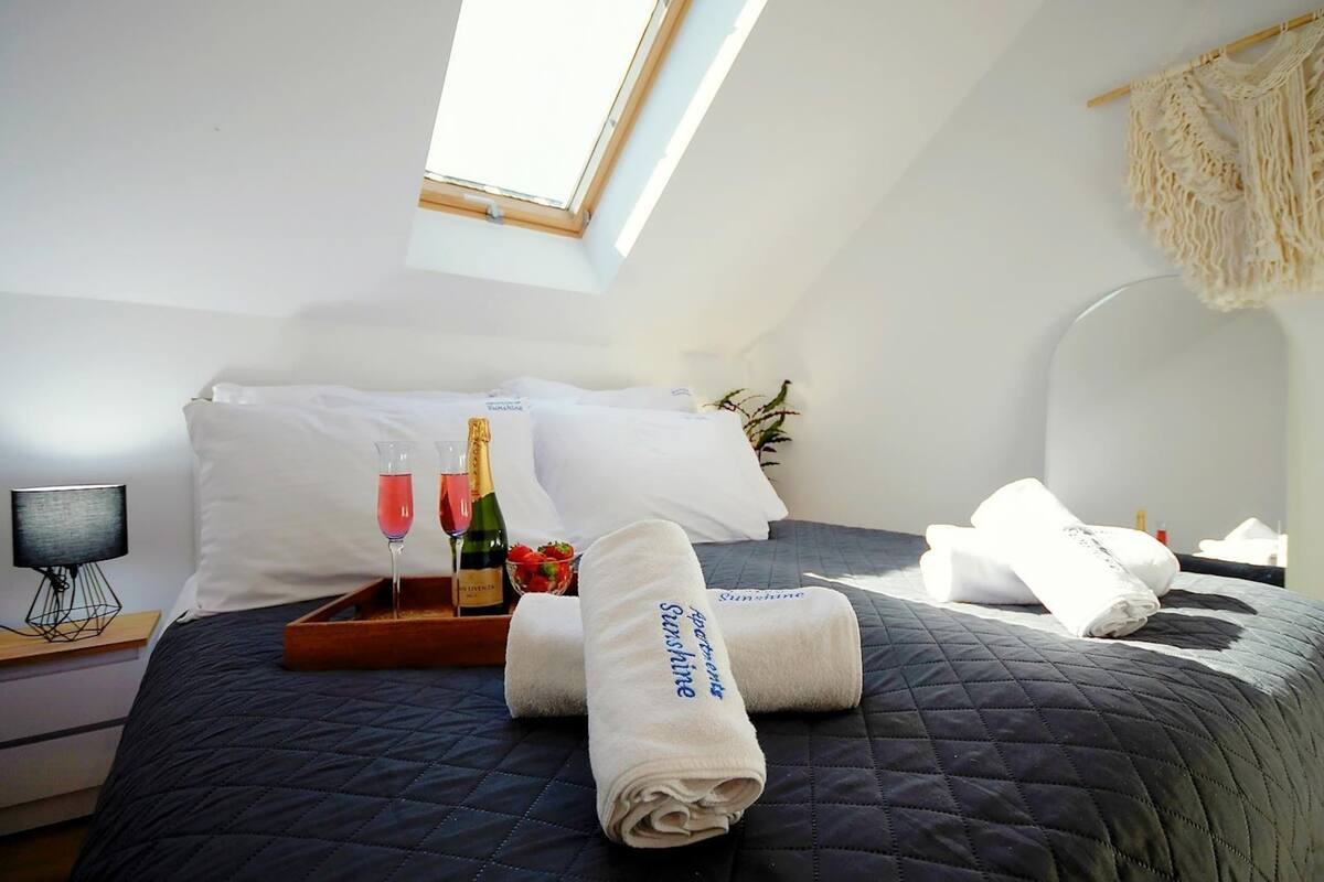 20 bedrooms, individually furnished, bed sheets