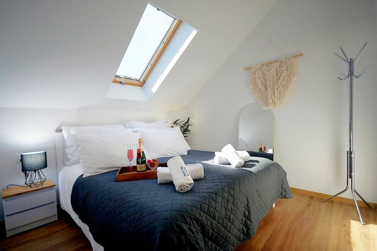 20 bedrooms, individually furnished, bed sheets