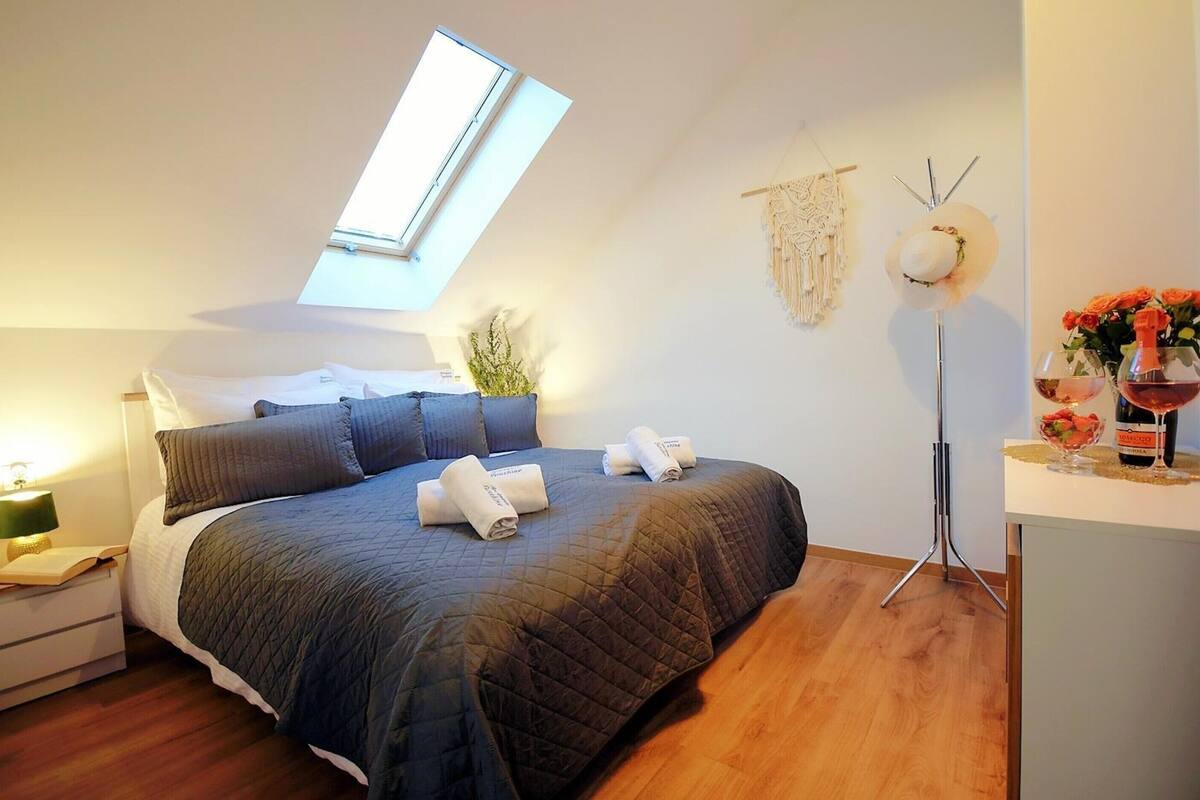 20 bedrooms, individually furnished, bed sheets