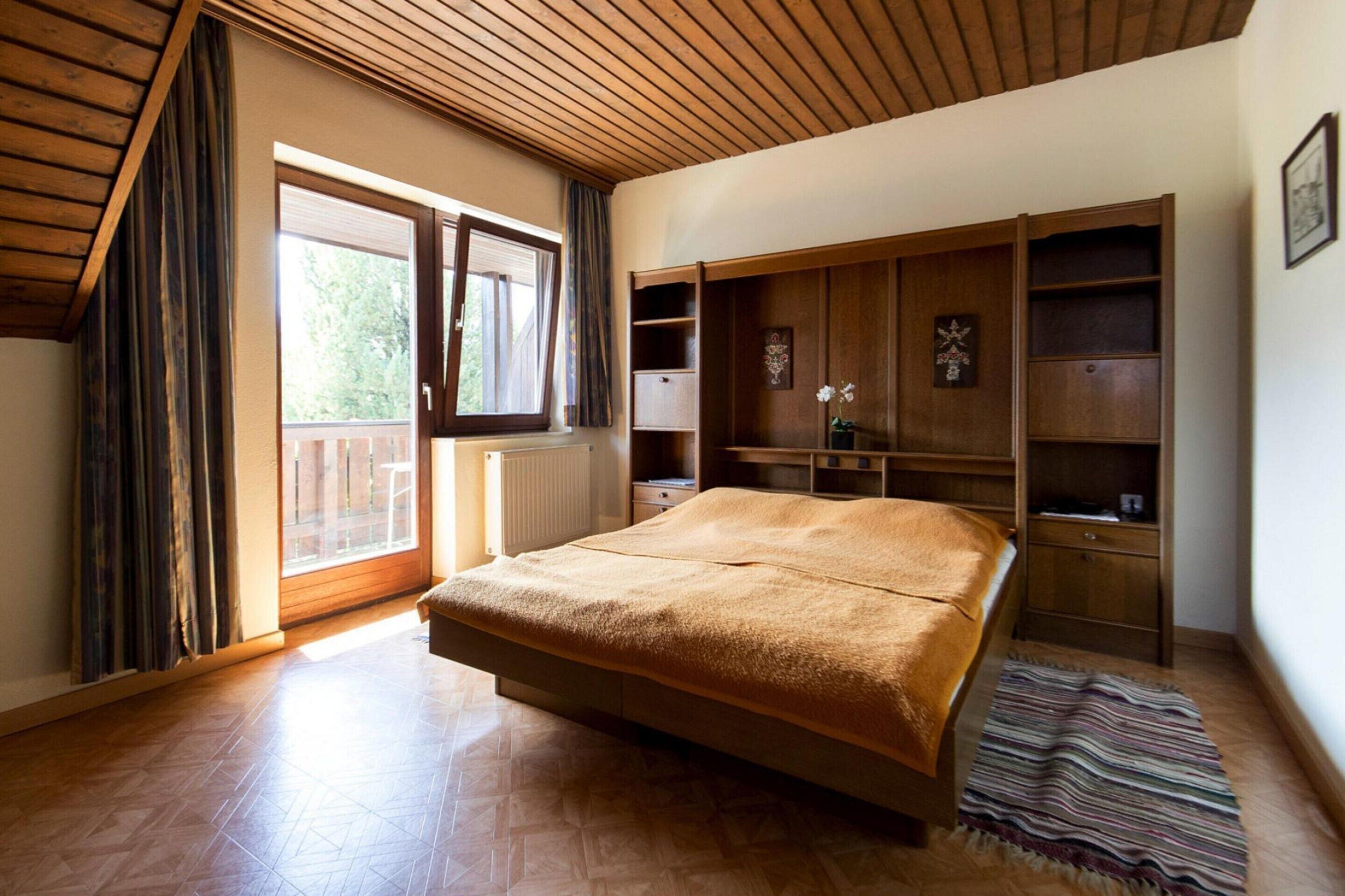 2 bedrooms, bed sheets