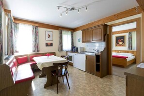 Classic Apartment, 2 Bedrooms | Private kitchen