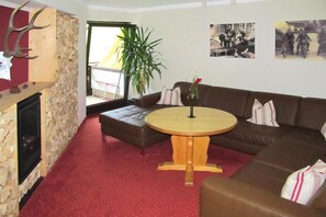 Deluxe Apartment, 2 Bedrooms | Living room