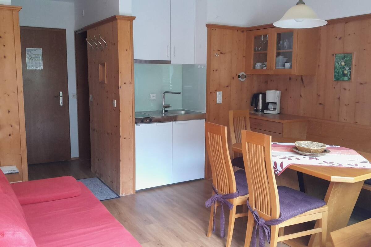 Kühlschrank, Wasserkocher mit Kaffee-/Teezubehör