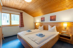 Apartamento clássico, 3 quartos | 9 quartos, individualmente mobiliados, roupa de cama