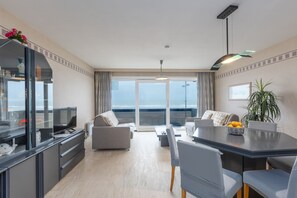 Comfort Apartment, 3 Bedrooms | Living room