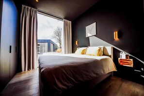 6 bedrooms, individually furnished, iron/ironing board, bed sheets