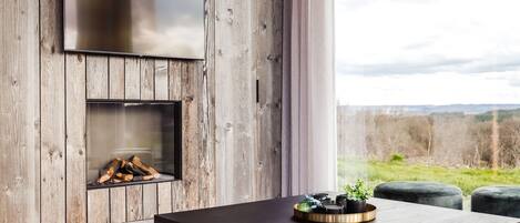 Maison Confort, 3 chambres | Salle de séjour | Cheminée