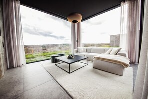 Comfort House, 3 Bedrooms | Living room | Fireplace