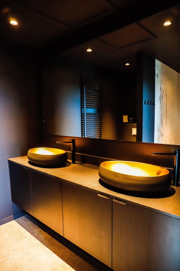 Comfort House, 3 Bedrooms | Bathroom | Shower, hair dryer