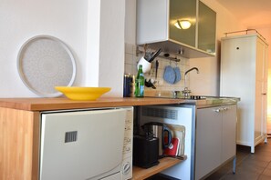 Comfort Apartment, 1 Bedroom | Private kitchen | Fridge, dishwasher, electric kettle, toaster - Ferienwohnung Steuerbord in Wismar (Wismar)