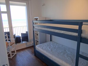 Classic Apartment, 4 Bedrooms | 6 bedrooms, individually furnished