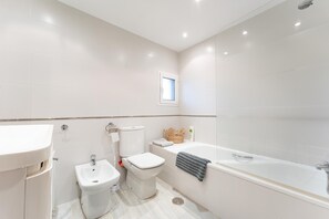 Classic-Apartment, 2 Schlafzimmer | Badezimmer | Duschwanne