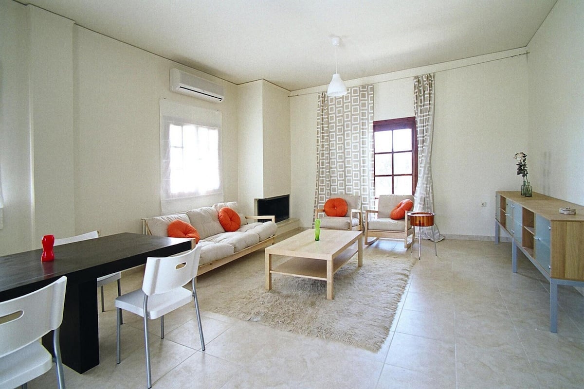 Comfort Villa, 3 Bedrooms | Living room