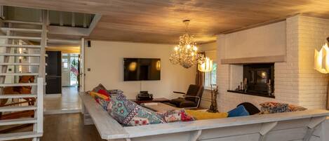 Comfort House, 5 Bedrooms | Living room