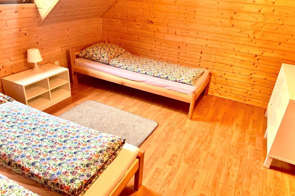 10 quartos, individualmente mobiliados, roupa de cama