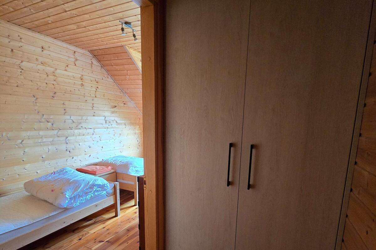 3 habitaciones, muebles diferentes y ropa de cama