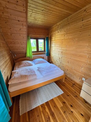 8 habitaciones, muebles diferentes y ropa de cama 