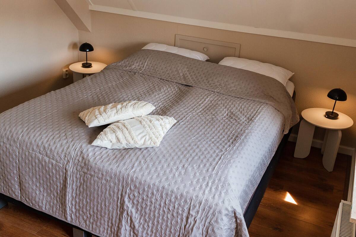 Comfort House, 2 Bedrooms | 11 bilik tidur, dilengkapkan perabot secara berasingan, cadar katil