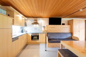 Căn hộ tiện nghi đơn giản, 2 phòng ngủ | Bếp riêng | Tủ lạnh, lò vi sóng, lò nướng, máy rửa bát