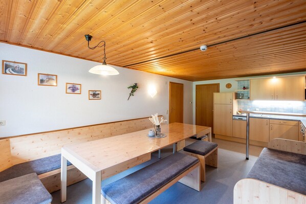 Comfort Apartment, 2 Bedrooms | Living room
