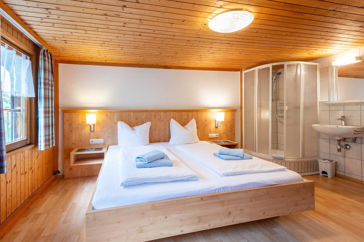 Deluxe Apartment, 5 Bedrooms | 11 bedrooms, individually furnished, bed sheets