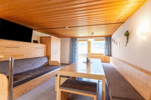 Comfort Apartment, 2 Bedrooms | Living room