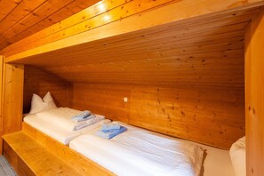 Deluxe Apartment, 5 Bedrooms | 11 bedrooms, individually furnished, bed sheets