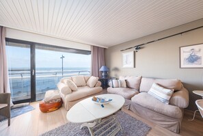 Comfort Apartment, 3 Bedrooms | Living room - Studio on 6th Floor for Family (Middelkerke)