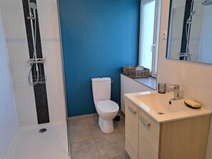 Bathroom | Shower, hair dryer - Holiday Home 10 Pers., Panoramic sea View, Cleder (Cleder)