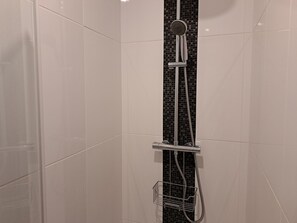 Bathroom | Shower, hair dryer - Holiday Home 10 Pers., Panoramic sea View, Cleder (Cleder)