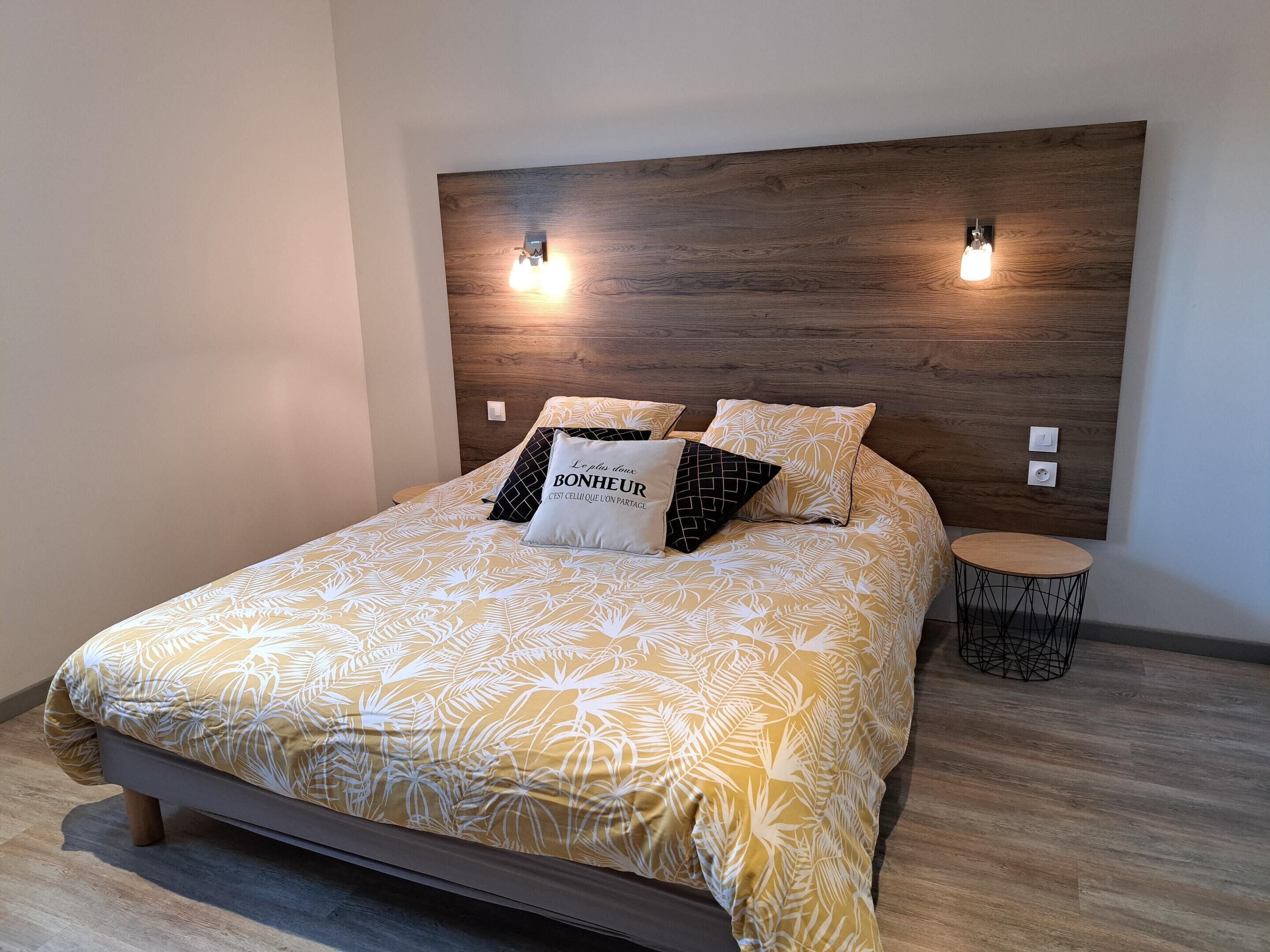 6 bedrooms, individually furnished, bed sheets