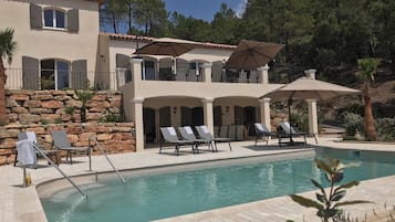 Kolam renang indoor dan kolam renang outdoor