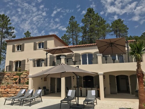 Contemporary Villa With Swimming Pool