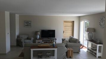 Classic House, Multiple Bedrooms | Living room | DVD player